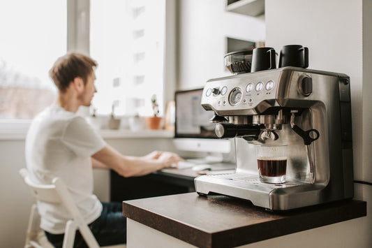 Cafetera exprés: Cómo elegir la mejor para tu hogar o negocio - Coffee Karyk